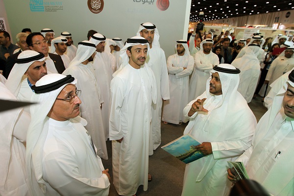 عبدالله بن زايد خلال جولة في المعرض
