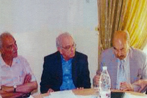 المؤلف مع نجيب محي الدين في مقر الحزب الوطني الديمقراطي