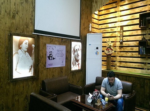 مقطع لخزعل الماجدي داخل مقهى