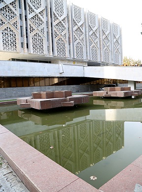 متحف لينين؛ متحف تاريخ اوزبكستان الآن، المعمار: (يفغيني روزانوف وغيره)، 1970، طشقند/ اوزبكستان، منظر علم.
