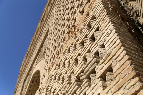 مشهد اسماعيل الساماني (892 -907)، بخارى. تفصيل في جدار خارجي.