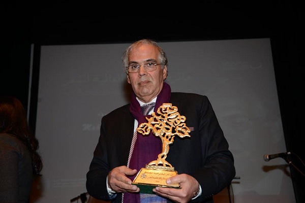 تسليم المغربي محمد بنطلحة جائزة الأركانة العالمية للشعر