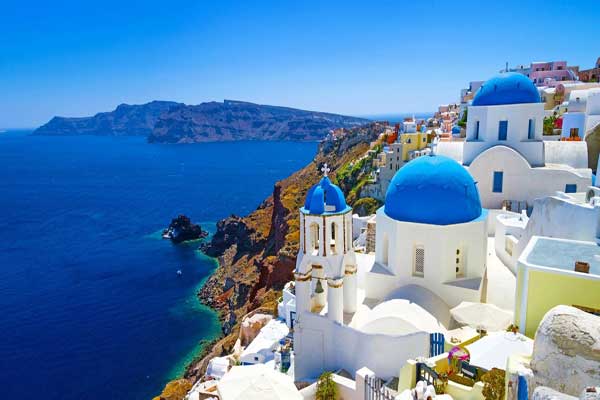 سانتوريني واحدة من أجمل الجزر اليونانية التي يؤمها السياح من كل أنحاء العالم