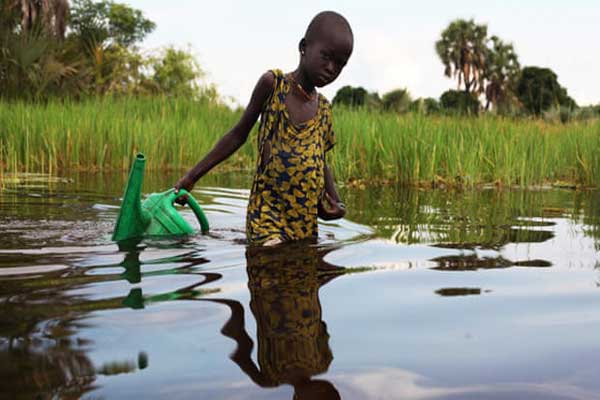 إحدى الفتيات المشردات تجمع المياه في مستنقع سوند في جنوب السودان