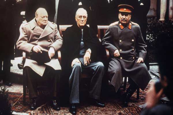 ألتا 1945... من اليسار: تشرشل روزفلت وستالين في قصر ليفاديو