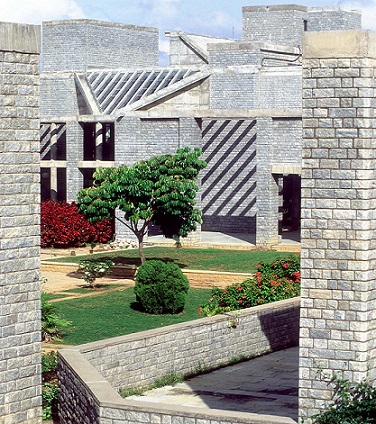 معهد الادارة الهندي، احمد آباد. المعمار:بالكريشنا دوشي