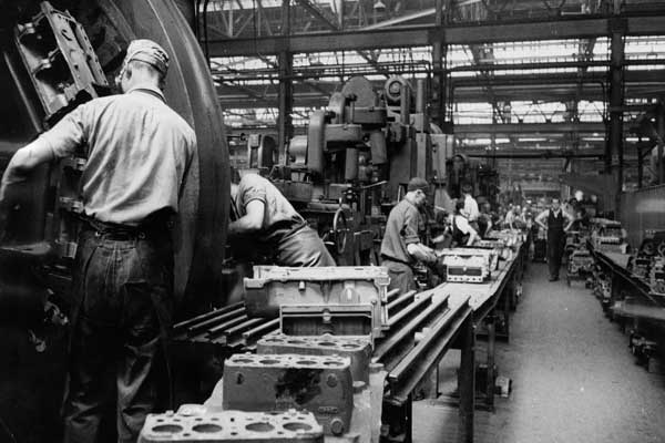  مسيرة المصنّعين ... مصنع شركة فورد موتور في داغنهام عام 1956