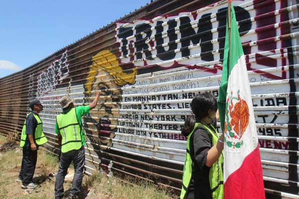 على الحدود المكسيكية... مهاجرون محتجون على خطة ترمب إنشاء جدار
