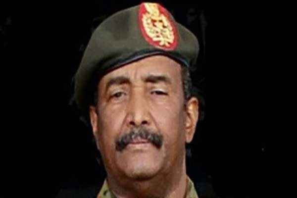 لقطة من فيديو بثّه التلفزيون السوداني الرسمي يظهر فيها الفريق أول عبد الفتاح برهان عبد الرحمن يؤدي اليمين رئيساً للمجلس العسكري الانتقالي في الخرطوم في 12 نيسان/أبريل 2019.