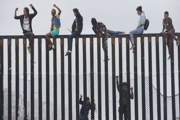 مهاجرون من أميركا الوسطى يحاولون عبور الحدود المكسيكة إلى الولايات المتحدة