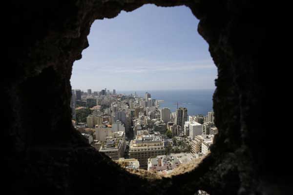 العاصمة اللبنانية بيروت خلال الحرب الأهلية كما تبدو من خلال فتحة خلفتها قذيفة في أحد المباني