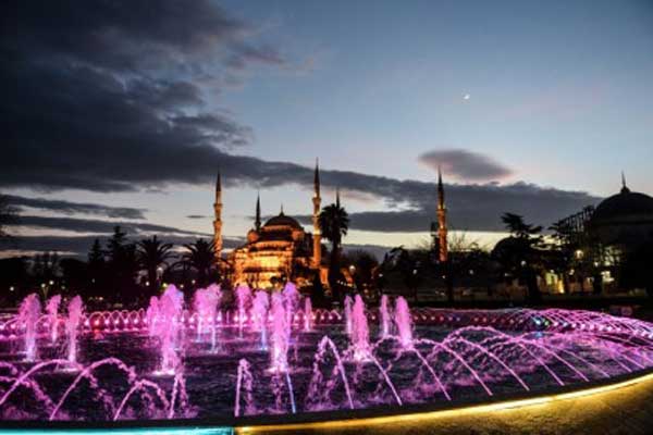 منظر عام للمسجد الأزرق في مركز السلطان أحمد السياحي في إسطنبول