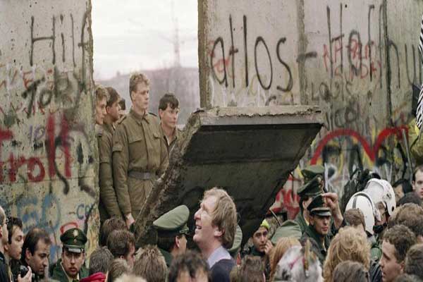 حرس الحدود في برلين الشرقية عند جدار برلين بتاريخ 11 نوفمبر 1989