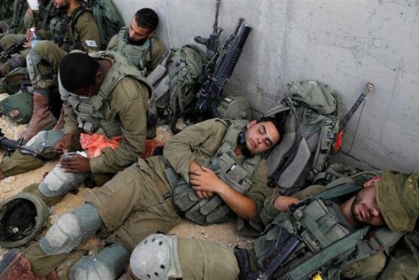 جنود إسرائيليون يستريحون بعد مناورة عسكرية في قاعدة تسيليم بوسط إسرائيل