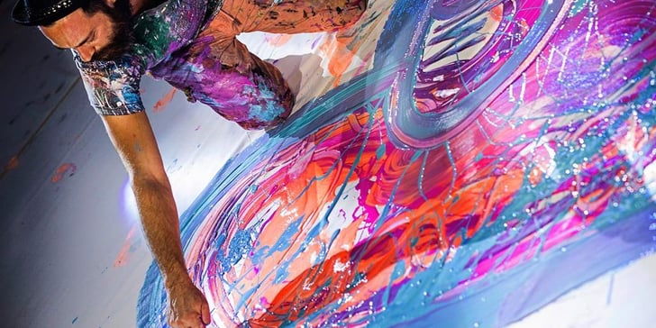 فنان بريطاني في دبي يسعى لتسجيل رقم قياسي لأكبر لوحة على القماش