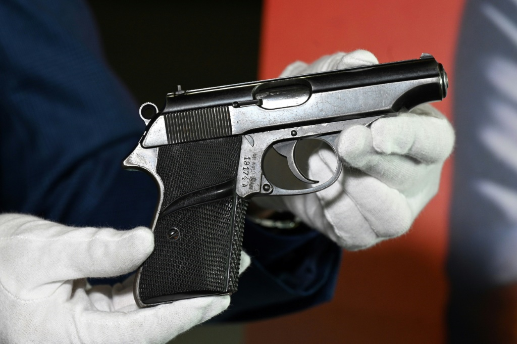 مسدس شون كونري في أول أفلام جيمس بوند يباع بسعر 256 ألف دولار