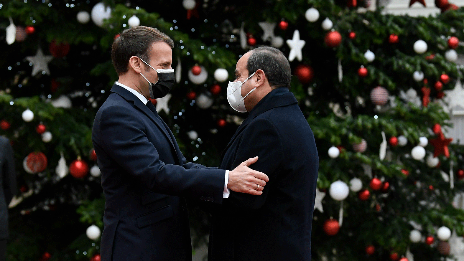 الرئيسان المصري عبد الفتاح السيسي (يمين) والفرنسي إيمانويل ماكرون