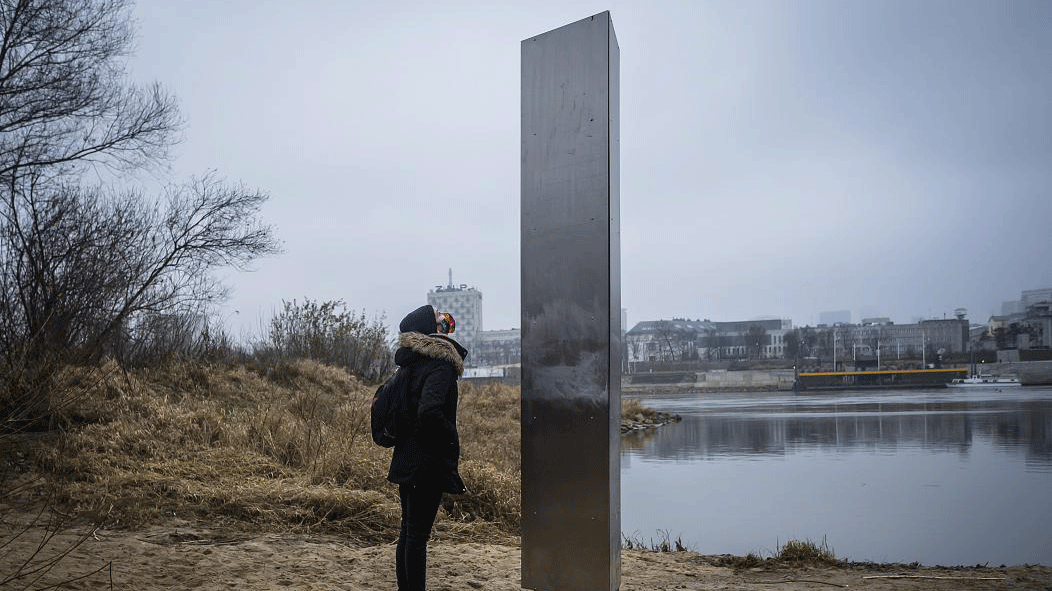 امرأة تنظر إلى المسلة التي ظهرت في محيط نهر فيستولا في العاصمة البولندية وارسو