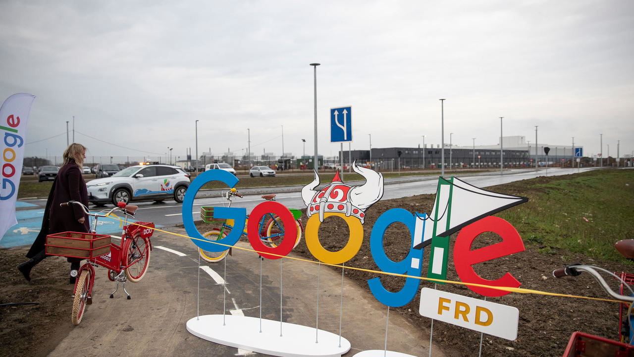 شعار غوغل أمام مركز بيانات تابع للمجموعة في الدنمارك بتاريخ 30 تشرين الثاني/نوفمبر 2020