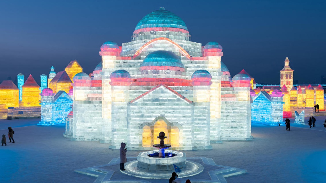 تحف فنية ناصعة البياض في مهرجان النحت على الجليد في الصين