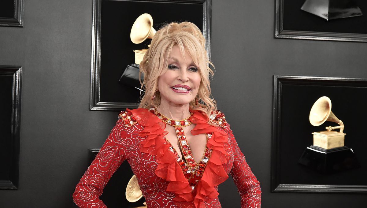 دوللي بارتون لا تزال في الواجهة رغم بلوغها الخامسة والسبعين