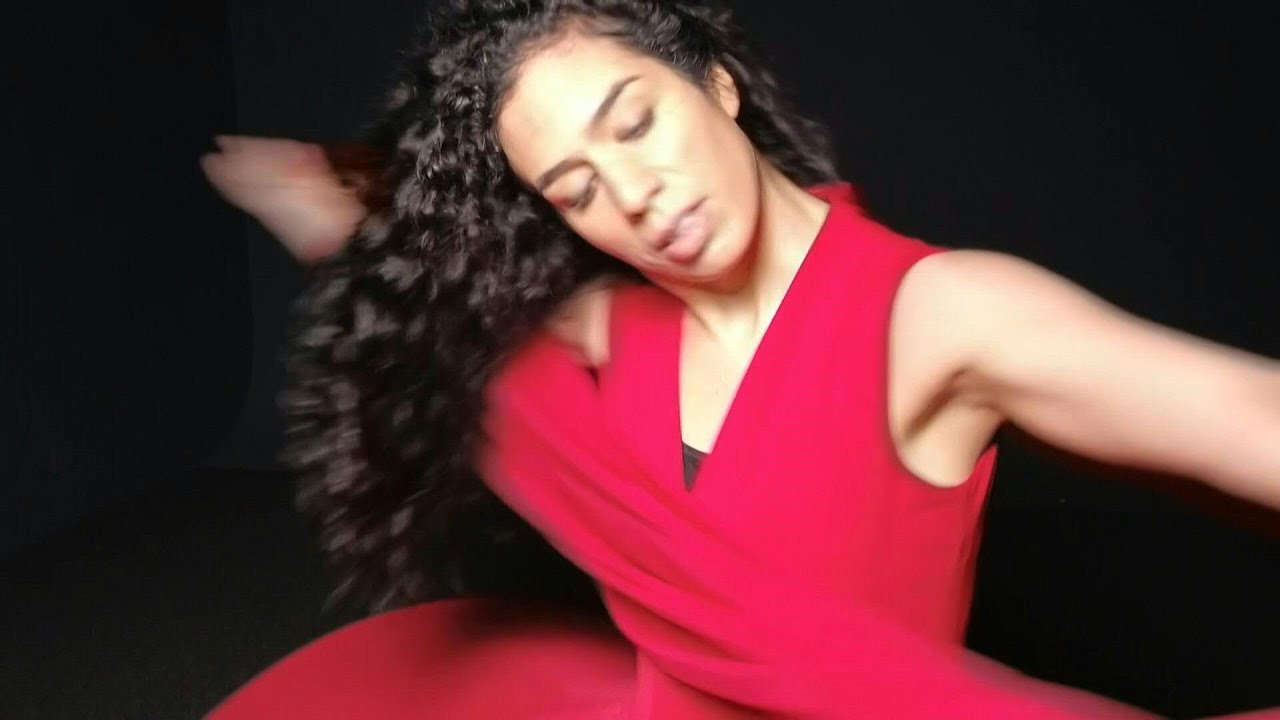رنا جرجاني إيرانية فرنسية تعلّم الرقص الصوفي عبر الإنترنت 
