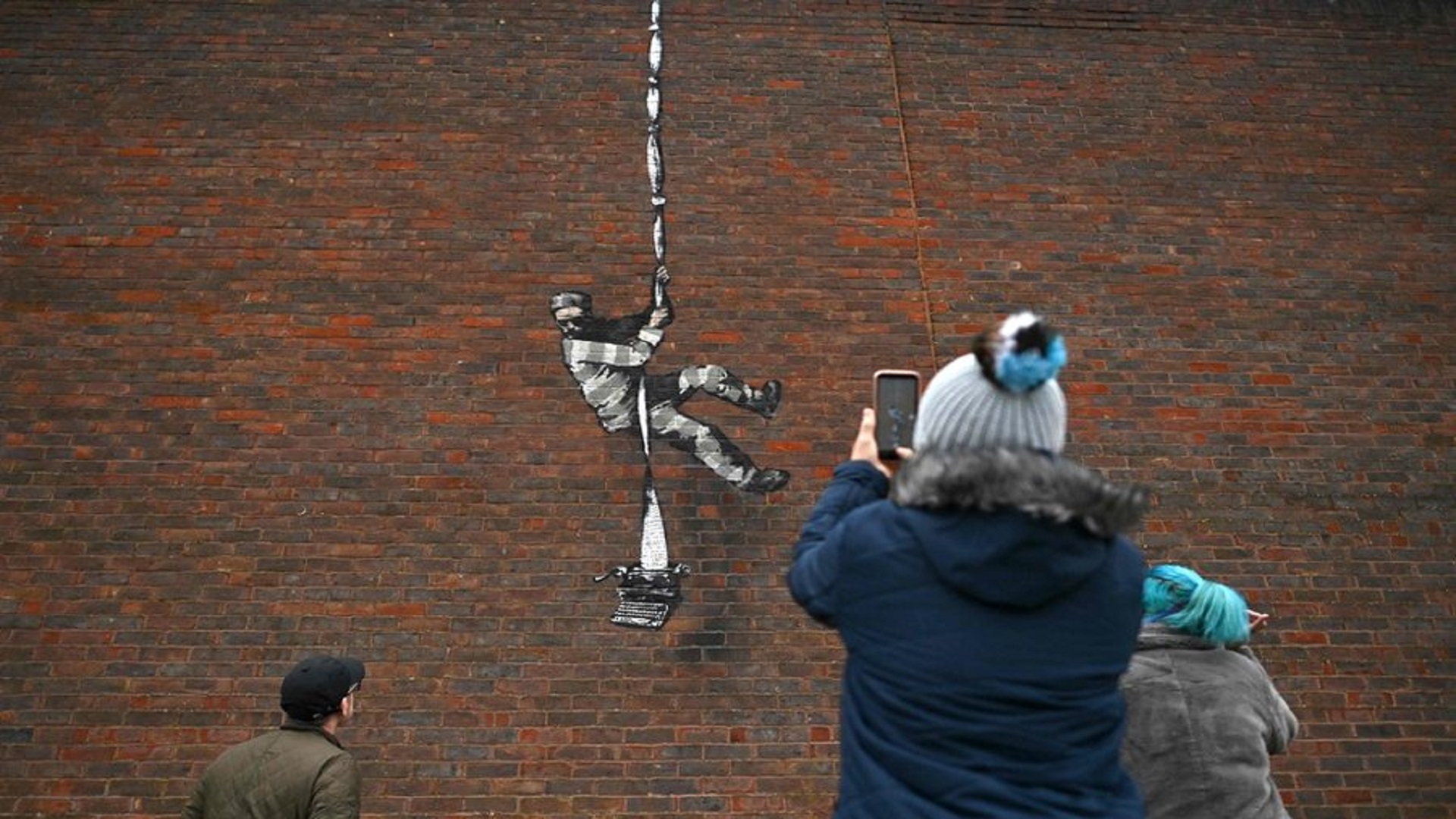 بانكسي يتبنى رسماً على جدار سجن بريطاني سابق أمضى فيه أوسكار وايلد سنتين