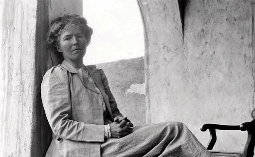 زهور على ضريح "مس بيل" (2 -2)