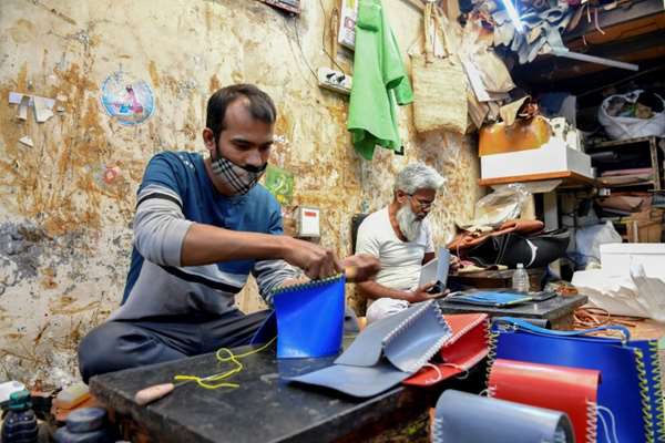 حرفيون من طبقة الداليت في الهند يكافحون التمييز بفضل صنع حقائب اليد