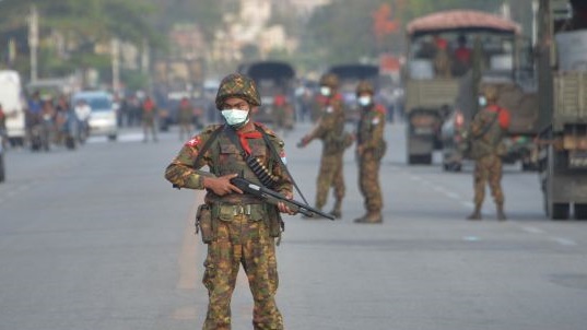 انتشار للعسكر في أحد شوارع مينمار