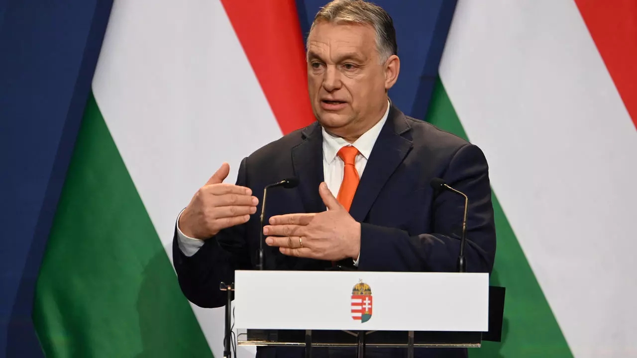 رئيس الوزراء المجري فيكتور اوربان خلال مؤتمر صحافي في بودابست في 1 أبريل 2021 