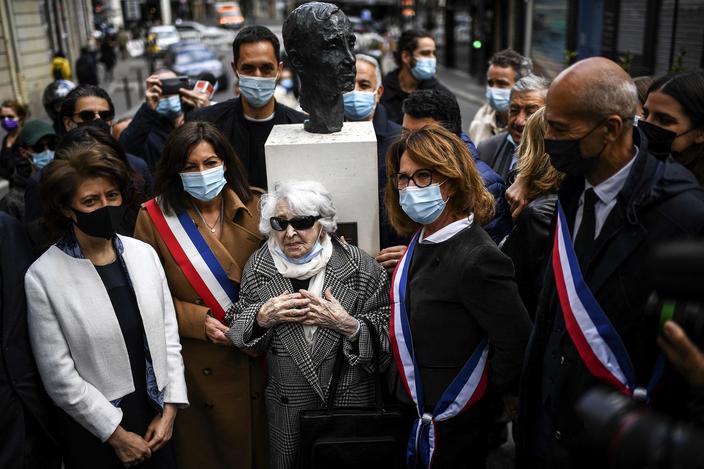 رئيسة بلدية باريس الاشتراكية آن هيدالغو إلى جانب شقيقة أزنافور