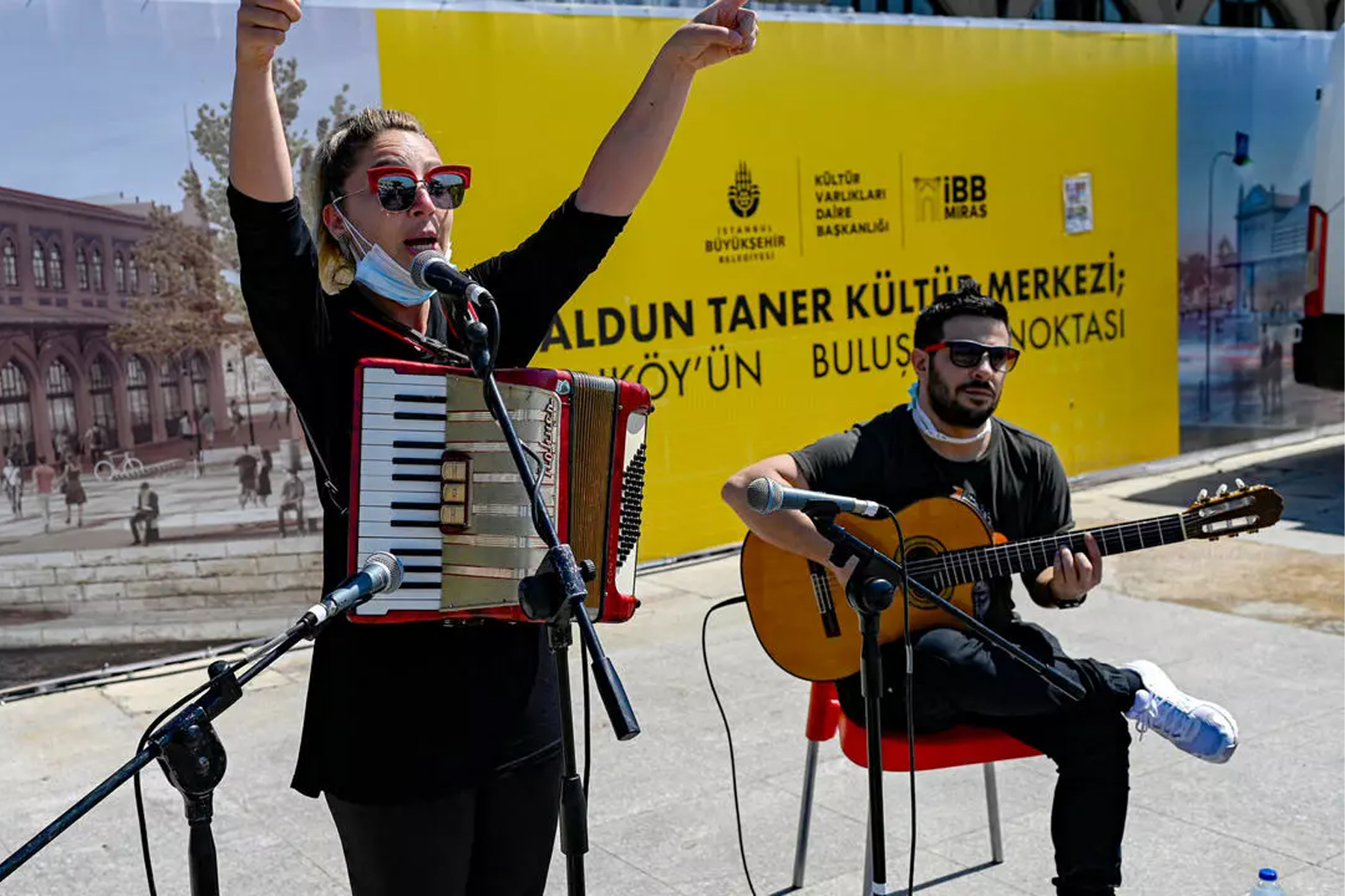 المغنون والموسيقيون في تركيا غاضبون لاستمرار حظر حفلاتهم رغم فتح الحانات
