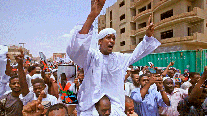 اندلعت الاحتجاجات غداة إعلان صندوق النقد منح السودان 2,5 مليار دولار قرض للسودان والنظر في تخفيف ديونه الخارجية بحوالي 50 مليار دولار