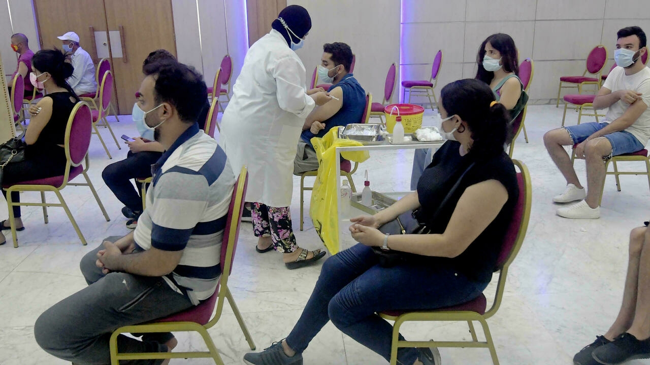 تونسيون ينتظرون تلقي اللقاح المضاد لكوفيد في تونس العاصمة في 20 تموز/يوليو 2021