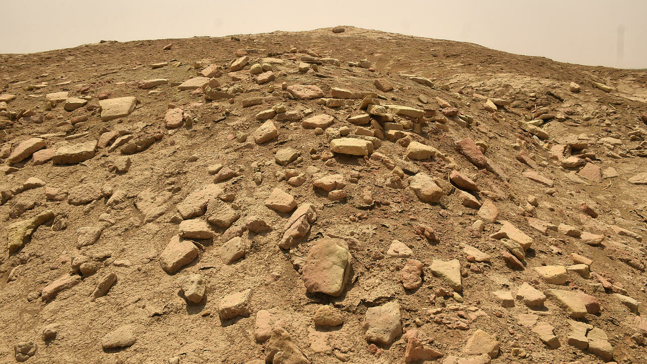 أحجار أُثرية في الهواء الطلق في موقع تل العبيد على بعد ستة كيلومترات شرق مدينة أور الأثرية في محافظة ذي قار العراقية في السابع من آب/اغسطس 2021