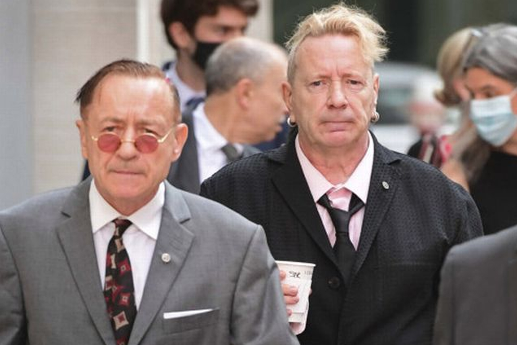 القضاء البريطاني أصدر حكماً في نزاع بين أعضاء فرقة 