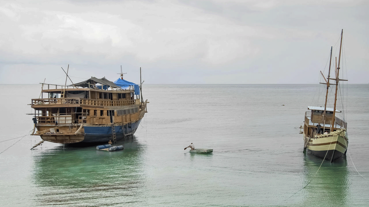 قوارب في بحر جزيرة سولاويسي