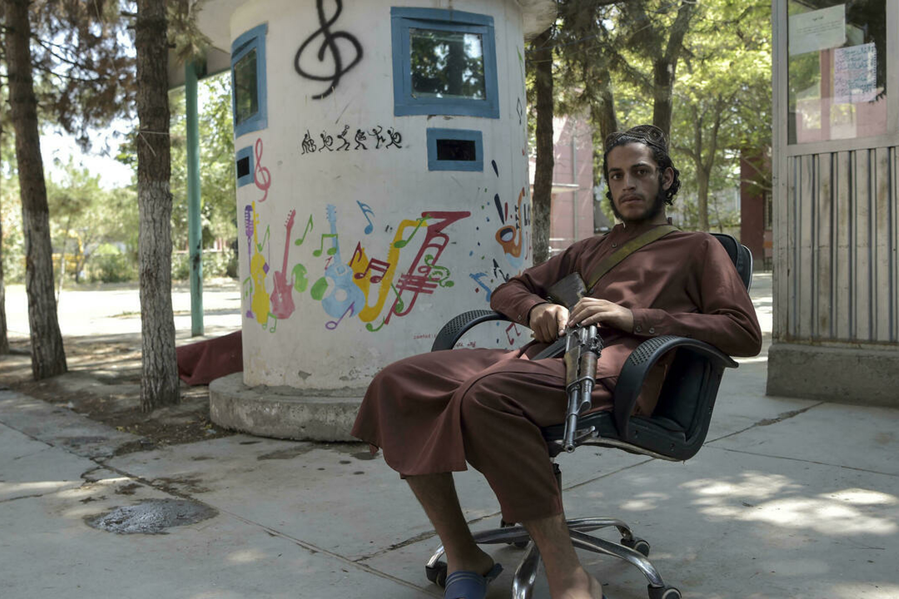 احتلت طالبان المعهد الوطني الأفغاني للموسيقى وحولت فصوله الدراسية إلى مهاجع - وكيل خضر