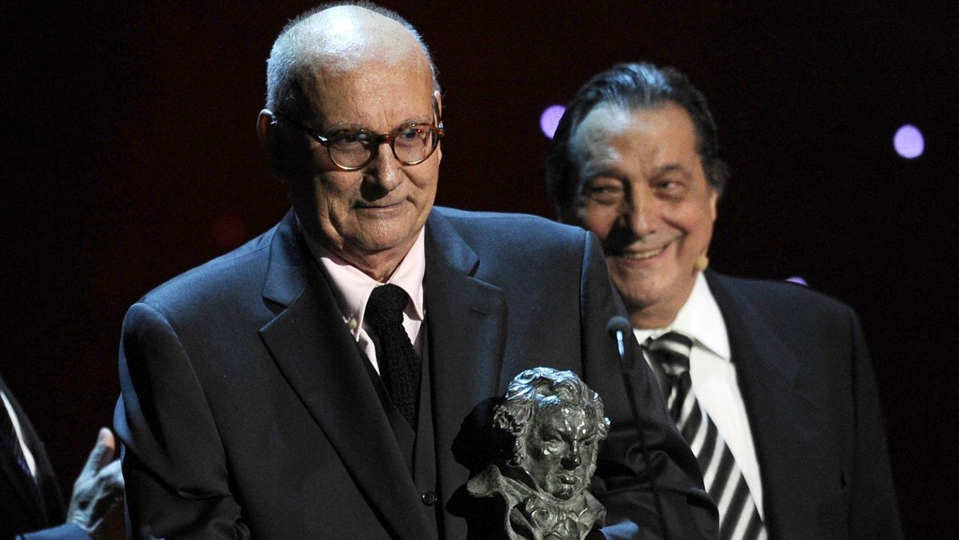 المخرج الإسباني ماريو كامو خلال تسلّمه جائزة "غويا" الفخرية