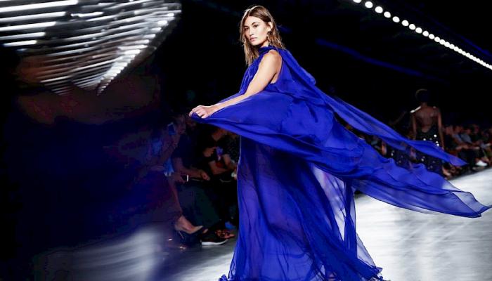 عودة قوية لعروض الأزياء الحضورية مع انطلاق أسبوع الموضة في باريس