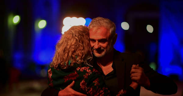 التانغو يعود تحت النجوم المتلألئة إلى باحة رقص في يوينوس أيرس