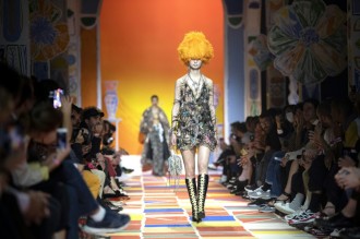 البريطاني إيفايني أوكوادي يفوز بالجائزة الكبرى في مهرجان إيير للموضة