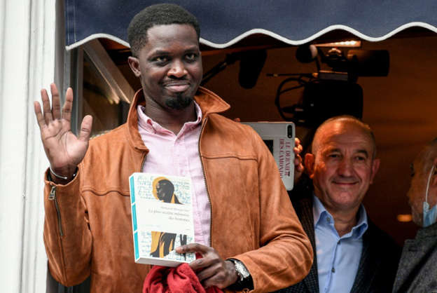 السنغالي محمد مبوغار سار أول كاتب من إفريقيا جنوب الصحراء يفوز بجائزة غونكور