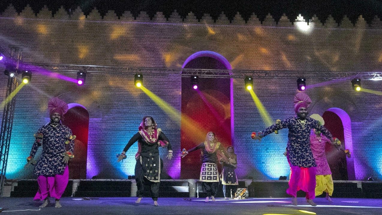فنانون يشاركون في حفل افتتاح مهرجان بابل قرب الموقع الأثري الشهير على بعد حوالى 100 كيلومتر من العاصمة العراقية بغداد في 28 أكتوبر 2021