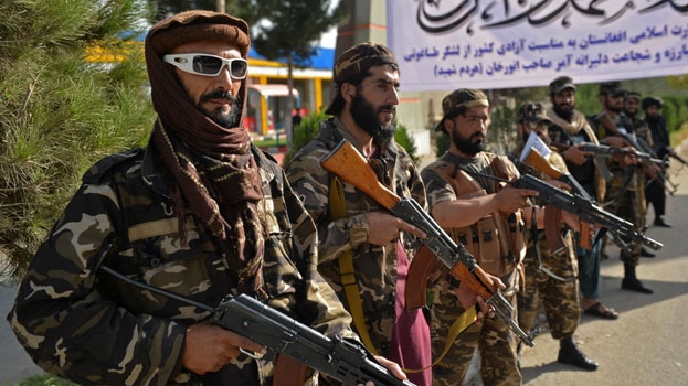 مقاتلون من حركة طالبان يستعرضون في إحدى شوارع كابول. 3 أكتوبر 2021