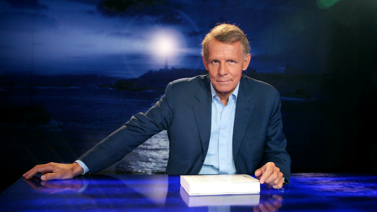 الصحافي ومقدم نشرة الأخبار على التلفزيون الفرنسي باتريك بوافر دارفور في صورة تعود إلى 27 أيلول/سبتمبر 2007