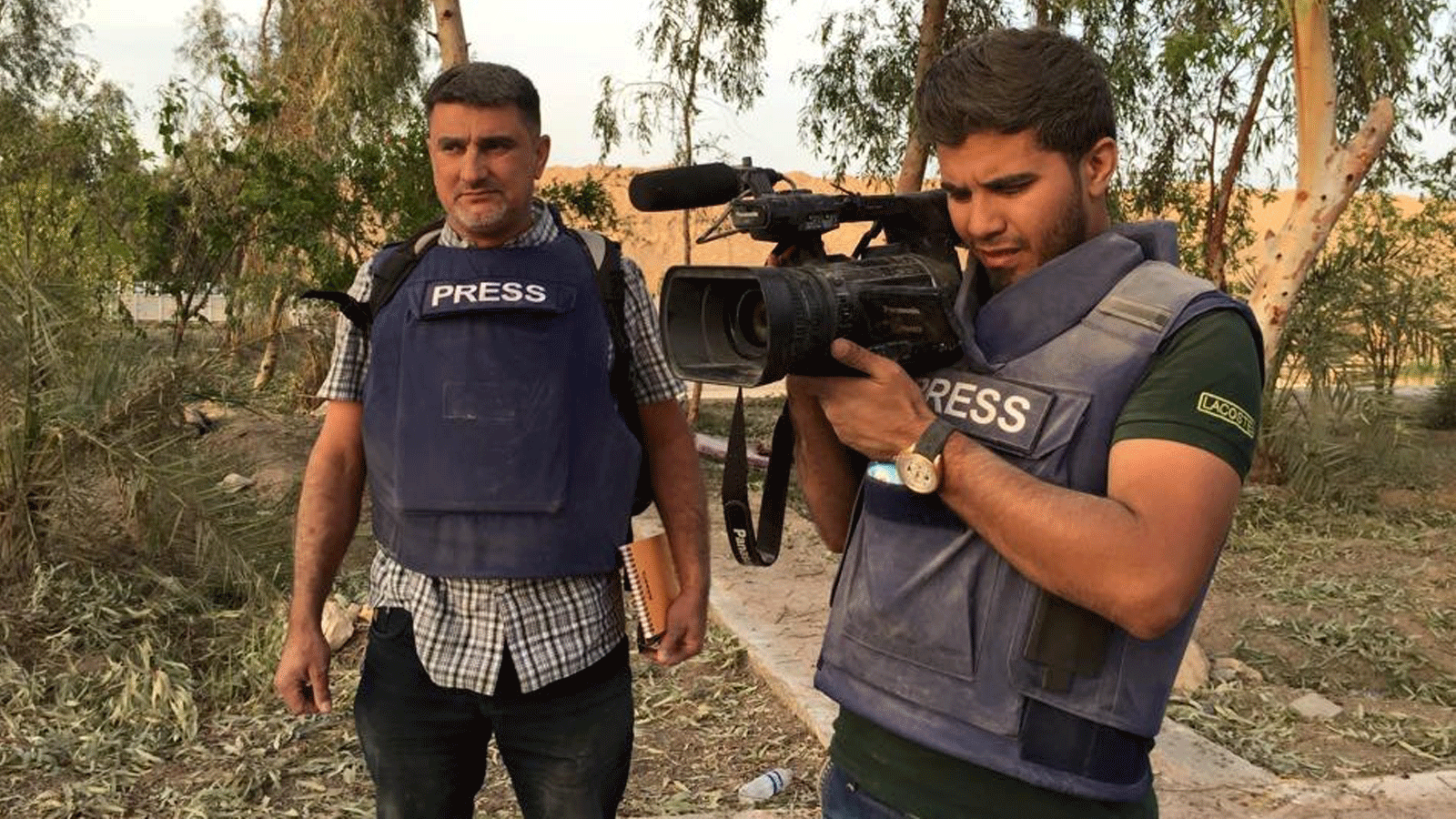 صحافيان عراقيان خلال متابعتهما لإحدى الأحداث في بلدهمسيبا