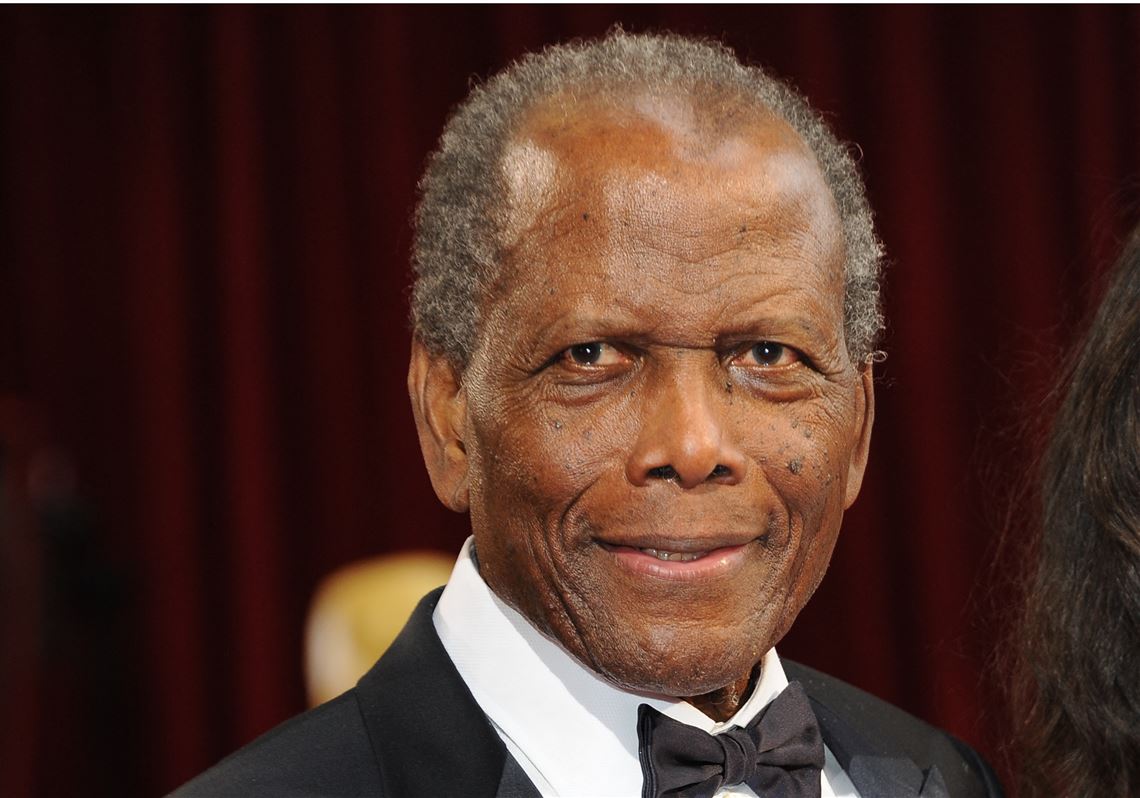 وفاة الممثل سيدني بواتييه أول نجم أسود في هوليوود عن 94 عاما