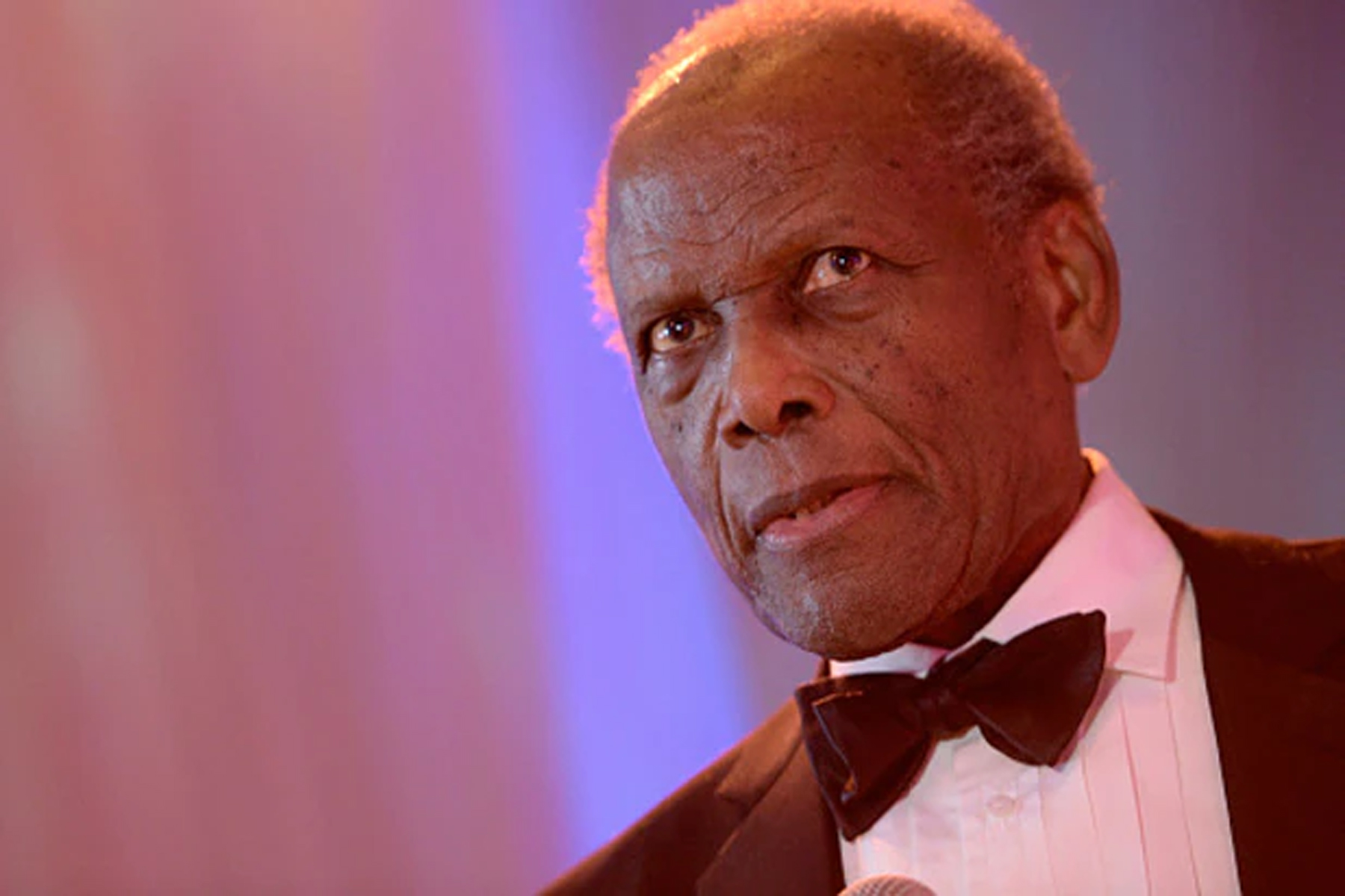 رسائل التكريم تتوالى إثر وفاة سيدني بواتييه أول نجم أسود في هوليوود